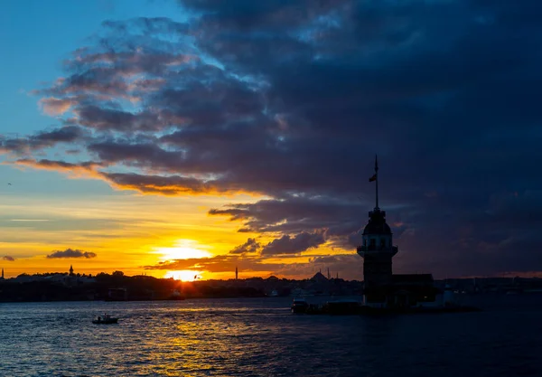 Istanbul Feuriger Sonnenuntergang Über Dem Bosporus Mit Dem Berühmten Mädchenturm — Stockfoto