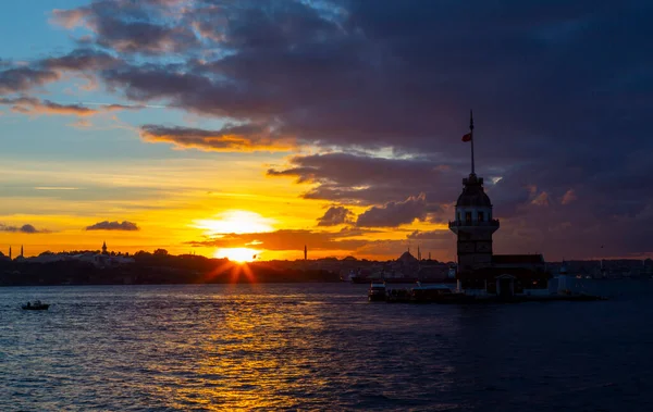 Istanbul Puesta Sol Ardiente Sobre Bósforo Con Famosa Torre Doncella —  Fotos de Stock