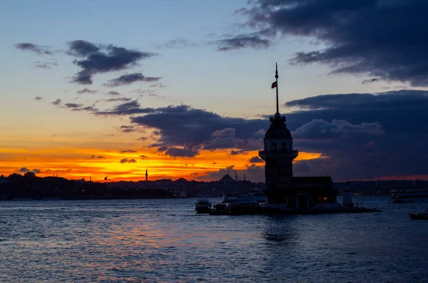 Istanbul Feuriger Sonnenuntergang Über Dem Bosporus Mit Dem Berühmten Mädchenturm — Stockfoto