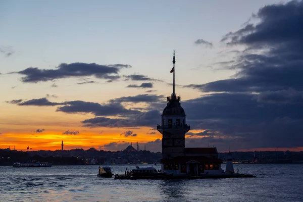 Istanbul Puesta Sol Ardiente Sobre Bósforo Con Famosa Torre Doncella —  Fotos de Stock