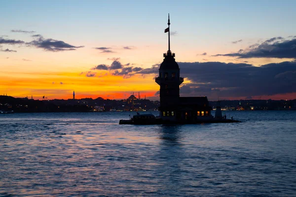 Istanbul Brinnande Solnedgång Över Bosporen Med Berömda Jungfrutornet Kiz Kulesi — Stockfoto