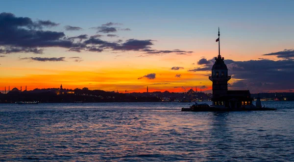 Istanbul Brinnande Solnedgång Över Bosporen Med Berömda Jungfrutornet Kiz Kulesi — Stockfoto