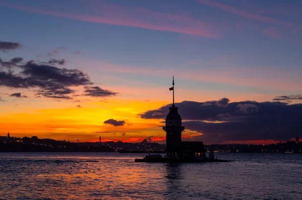 Istanbul Fiery Por Sol Sobre Bósforo Com Famosa Torre Donzela — Fotografia de Stock