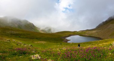 Ispir Seven Lakes / Erzurum / Turkey Ispir Seven Lakes, Erzurum 'un kuzeyinde yer almaktadır. 11 krater gölünden oluşur. Denizden gelen göllerin yüksekliği 3500 metredir. Göllere ulaşılabilir.