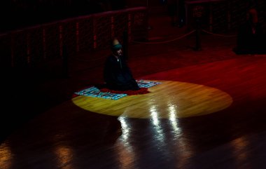 Sufi dönüşü, Sufisa 'da ortaya çıkan bir tür Sama ya da fiziksel olarak aktif meditasyondur. Yüksek ISO' da ortaya çıkar..