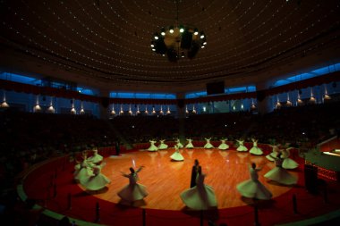 Sufi dönüşü, Sufisa 'da ortaya çıkan bir tür Sama ya da fiziksel olarak aktif meditasyondur. Yüksek ISO' da ortaya çıkar..