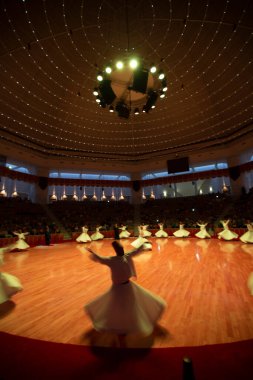 Sufi dönüşü, Sufisa 'da ortaya çıkan bir tür Sama ya da fiziksel olarak aktif meditasyondur. Yüksek ISO' da ortaya çıkar..