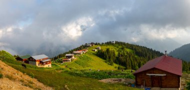Ayder Platosu 'nda gün batımı, bulutlar denizi mükemmel bir görsel şölen sunuyor..