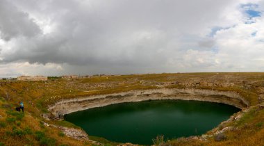 Türkiye 'nin Konya kentindeki Obruk Han yakınlarında derin kazılmış Obruk Gölü