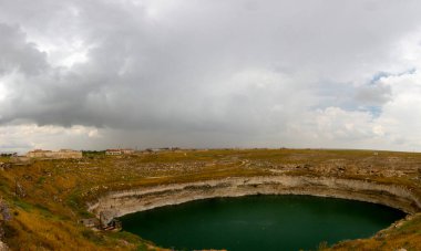 Türkiye 'nin Konya kentindeki Obruk Han yakınlarında derin kazılmış Obruk Gölü