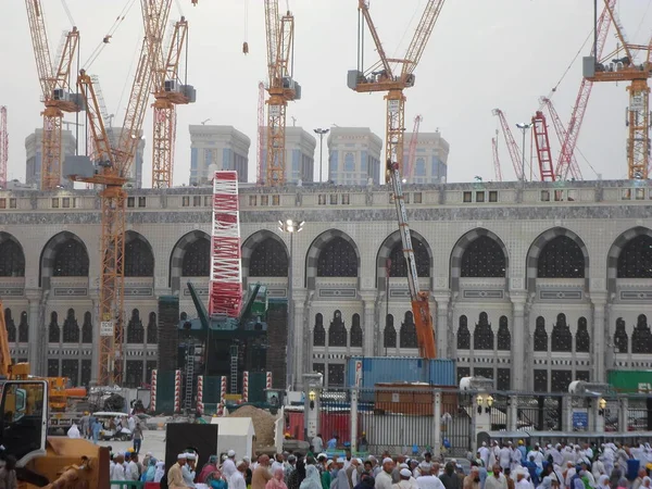 Mecca Saudi Arabia November 2017 Pilgrims Surrounds Area Giant Crane — Stock Photo, Image