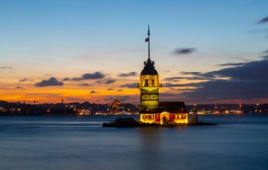 İstanbul, Türkiye. Meşhur Bakire Kulesi (Kiz Kulesi) ile Boğaz 'da alacakaranlık manzaralı günbatımı. Manzaralı Türk seyahat arkaplanı.