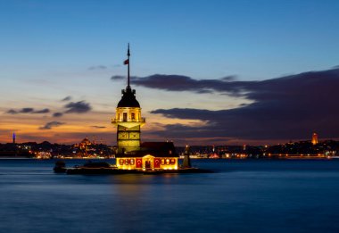 İstanbul, Türkiye. Meşhur Bakire Kulesi (Kiz Kulesi) ile Boğaz 'da alacakaranlık manzaralı günbatımı. Manzaralı Türk seyahat arkaplanı.