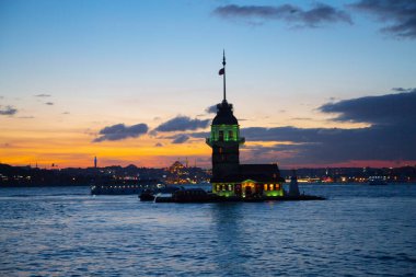 İstanbul, Türkiye. Meşhur Bakire Kulesi (Kiz Kulesi) ile Boğaz 'da alacakaranlık manzaralı günbatımı. Manzaralı Türk seyahat arkaplanı.