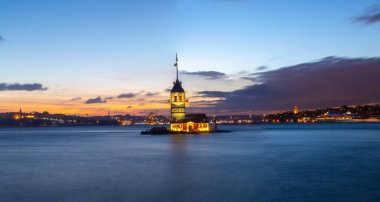İstanbul, Türkiye. Meşhur Bakire Kulesi (Kiz Kulesi) ile Boğaz 'da alacakaranlık manzaralı günbatımı. Manzaralı Türk seyahat arkaplanı.