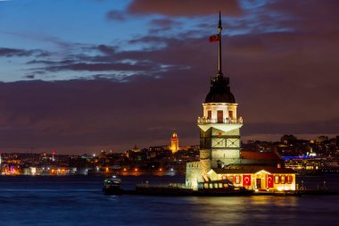 İstanbul, Türkiye. Meşhur Bakire Kulesi (Kiz Kulesi) ile Boğaz 'da alacakaranlık manzaralı günbatımı. Manzaralı Türk seyahat arkaplanı.