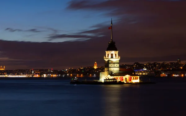 Κωνσταντινούπολη Τουρκία Λυκόφως Γραφικό Ηλιοβασίλεμα Στο Βόσπορο Διάσημο Πύργο Της — Φωτογραφία Αρχείου