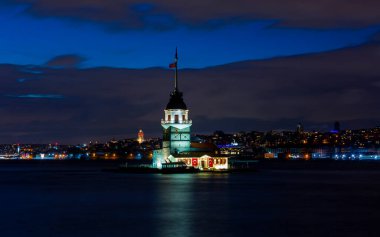 İstanbul, Türkiye. Meşhur Bakire Kulesi (Kiz Kulesi) ile Boğaz 'da alacakaranlık manzaralı günbatımı. Manzaralı Türk seyahat arkaplanı.