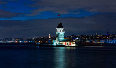 İstanbul, Türkiye. Meşhur Bakire Kulesi (Kiz Kulesi) ile Boğaz 'da alacakaranlık manzaralı günbatımı. Manzaralı Türk seyahat arkaplanı.