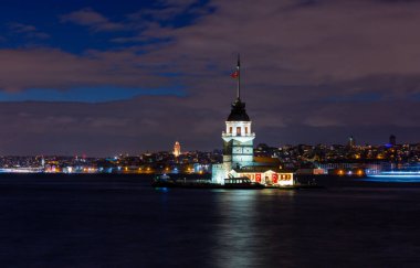 İstanbul, Türkiye. Meşhur Bakire Kulesi (Kiz Kulesi) ile Boğaz 'da alacakaranlık manzaralı günbatımı. Manzaralı Türk seyahat arkaplanı.