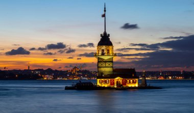 İstanbul, Türkiye. Meşhur Bakire Kulesi (Kiz Kulesi) ile Boğaz 'da alacakaranlık manzaralı günbatımı. Manzaralı Türk seyahat arkaplanı.