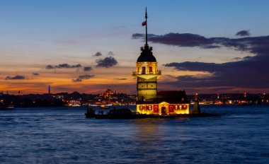 İstanbul, Türkiye. Meşhur Bakire Kulesi (Kiz Kulesi) ile Boğaz 'da alacakaranlık manzaralı günbatımı. Manzaralı Türk seyahat arkaplanı.