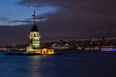 İstanbul, Türkiye. Meşhur Bakire Kulesi (Kiz Kulesi) ile Boğaz 'da alacakaranlık manzaralı günbatımı. Manzaralı Türk seyahat arkaplanı.