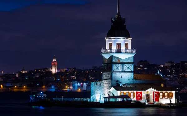土耳其伊斯坦布尔 在博斯普鲁斯市与著名的梅登塔 Kiz Kulesi 的黄昏景观日落 具有土耳其风貌的旅行背景 — 图库照片