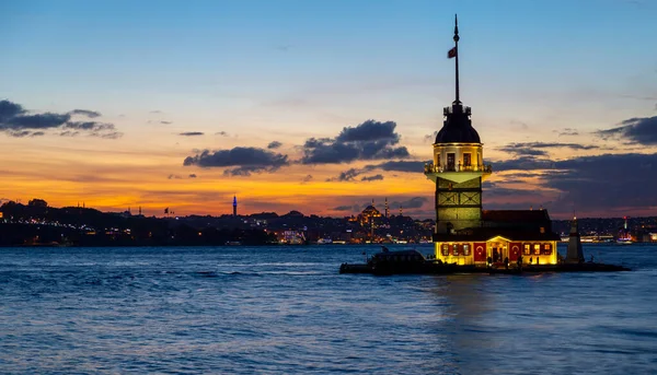 Istanbul Turecko Stmívání Malebný Západ Slunce Bosporu Slavnou Panenskou Věží — Stock fotografie