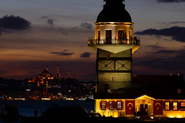 土耳其伊斯坦布尔 在博斯普鲁斯市与著名的梅登塔 Kiz Kulesi 的黄昏景观日落 具有土耳其风貌的旅行背景 — 图库照片