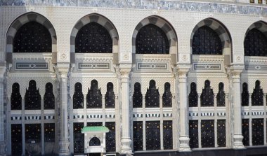 Kabe, Mekke, Suudi Arabistan 'ın kapıları ve detayları.