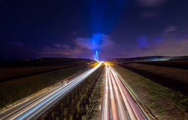 Yavuz Sultan Selim Köprüsü İstanbul, Türkiye 'de akşam aydınlığında. Poyraz 'dan 3. Boğaz Köprüsü gece görüşü