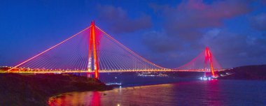 Yavuz Sultan Selim Köprüsü İstanbul, Türkiye 'de akşam aydınlığında. Poyraz 'dan 3. Boğaz Köprüsü gece görüşü