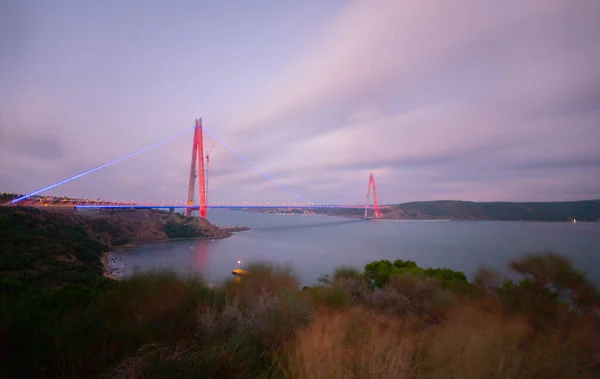 Yavuz Sultan Selim Silta Istanbulissa Turkissa Illalla Valaistus 3Rd Bosphorus — kuvapankkivalokuva