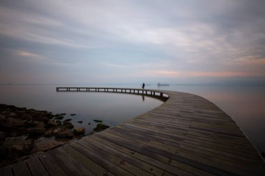  Efsanevi günbatımı manzarası ve denizde ahşap iskele. Seka park, Kocaeli, Türkiye.