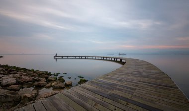  Efsanevi günbatımı manzarası ve denizde ahşap iskele. Seka park, Kocaeli, Türkiye.
