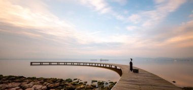  Efsanevi günbatımı manzarası ve denizde ahşap iskele. Seka park, Kocaeli, Türkiye.
