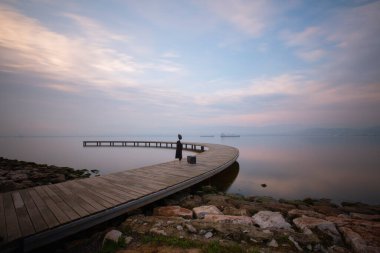  Efsanevi günbatımı manzarası ve denizde ahşap iskele. Seka park, Kocaeli, Türkiye.