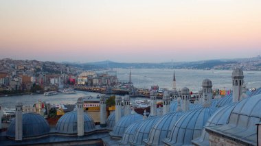 İstanbul Boğazı, akşam vakti Süleyman 'dan inanılmaz bir manzara sunar. Buharlı gemi silueti, kubbe, cami ve köprü mükemmel gün batımında..