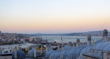 İstanbul Boğazı, akşam vakti Süleyman 'dan inanılmaz bir manzara sunar. Buharlı gemi silueti, kubbe, cami ve köprü mükemmel gün batımında..