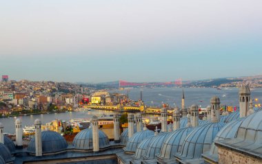 İstanbul Boğazı, akşam vakti Süleyman 'dan inanılmaz bir manzara sunar. Buharlı gemi silueti, kubbe, cami ve köprü mükemmel gün batımında..