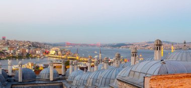 İstanbul Boğazı, akşam vakti Süleyman 'dan inanılmaz bir manzara sunar. Buharlı gemi silueti, kubbe, cami ve köprü mükemmel gün batımında..