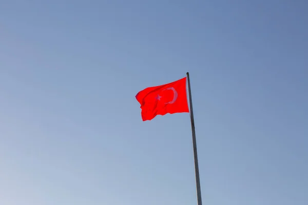 Turkse Vlag Wapperend Blauwe Lucht — Stockfoto