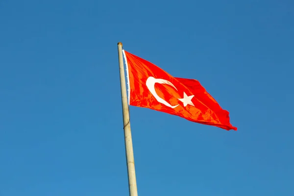 Bandera Turca Ondeando Cielo Azul —  Fotos de Stock