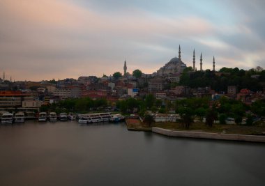 Günbatımı İstanbul, Türkiye 'de Süleyman Camii (Osmanlı İmparatorluğu Camii) ile birlikte. İstanbul 'daki Galata Köprüsü' nden görüntü.
