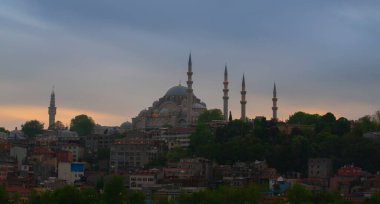 Günbatımı İstanbul, Türkiye 'de Süleyman Camii (Osmanlı İmparatorluğu Camii) ile birlikte. İstanbul 'daki Galata Köprüsü' nden görüntü.