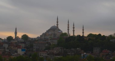 Günbatımı İstanbul, Türkiye 'de Süleyman Camii (Osmanlı İmparatorluğu Camii) ile birlikte. İstanbul 'daki Galata Köprüsü' nden görüntü.