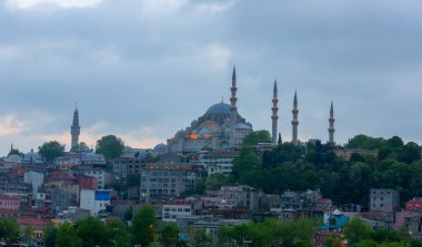 Günbatımı İstanbul, Türkiye 'de Süleyman Camii (Osmanlı İmparatorluğu Camii) ile birlikte. İstanbul 'daki Galata Köprüsü' nden görüntü.