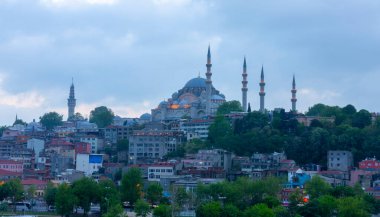 Günbatımı İstanbul, Türkiye 'de Süleyman Camii (Osmanlı İmparatorluğu Camii) ile birlikte. İstanbul 'daki Galata Köprüsü' nden görüntü.