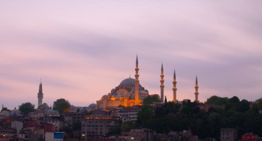 Günbatımı İstanbul, Türkiye 'de Süleyman Camii (Osmanlı İmparatorluğu Camii) ile birlikte. İstanbul 'daki Galata Köprüsü' nden görüntü.